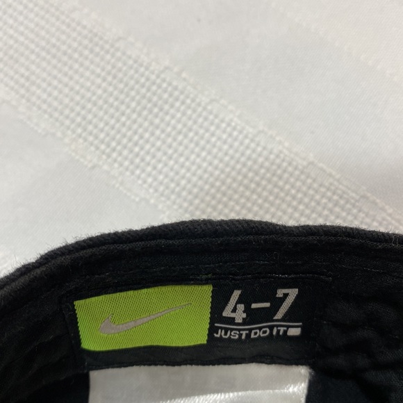 Nike black children’s velcro back ball cap - Picture 6 of 7